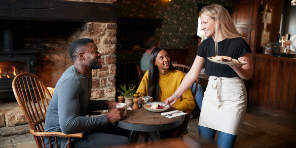 Werken in de horeca: een bijbaan waar je veel van leert